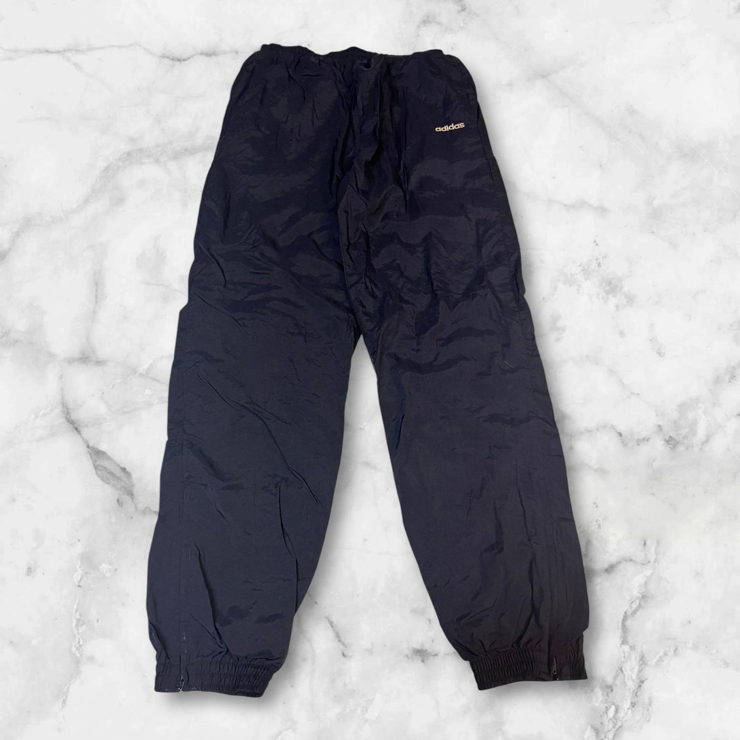 Entdecke unsere Vintage Track Pants von Nike und anderen Marken, erhältlich bei Valuxery.de - Dein Shop für trendige Vintage - Kleidung. Unsere Track Pants sind aus hochwertigen Materialien und