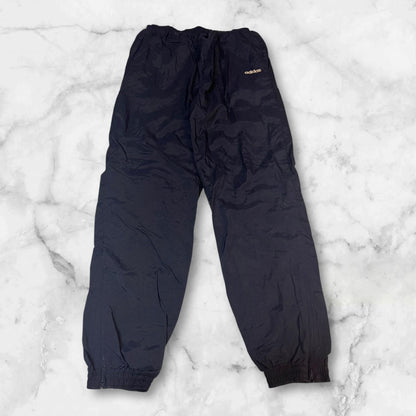 Entdecke unsere Vintage Track Pants von Nike und anderen Marken, erhältlich bei Valuxery.de - Dein Shop für trendige Vintage - Kleidung. Unsere Track Pants sind aus hochwertigen Materialien und