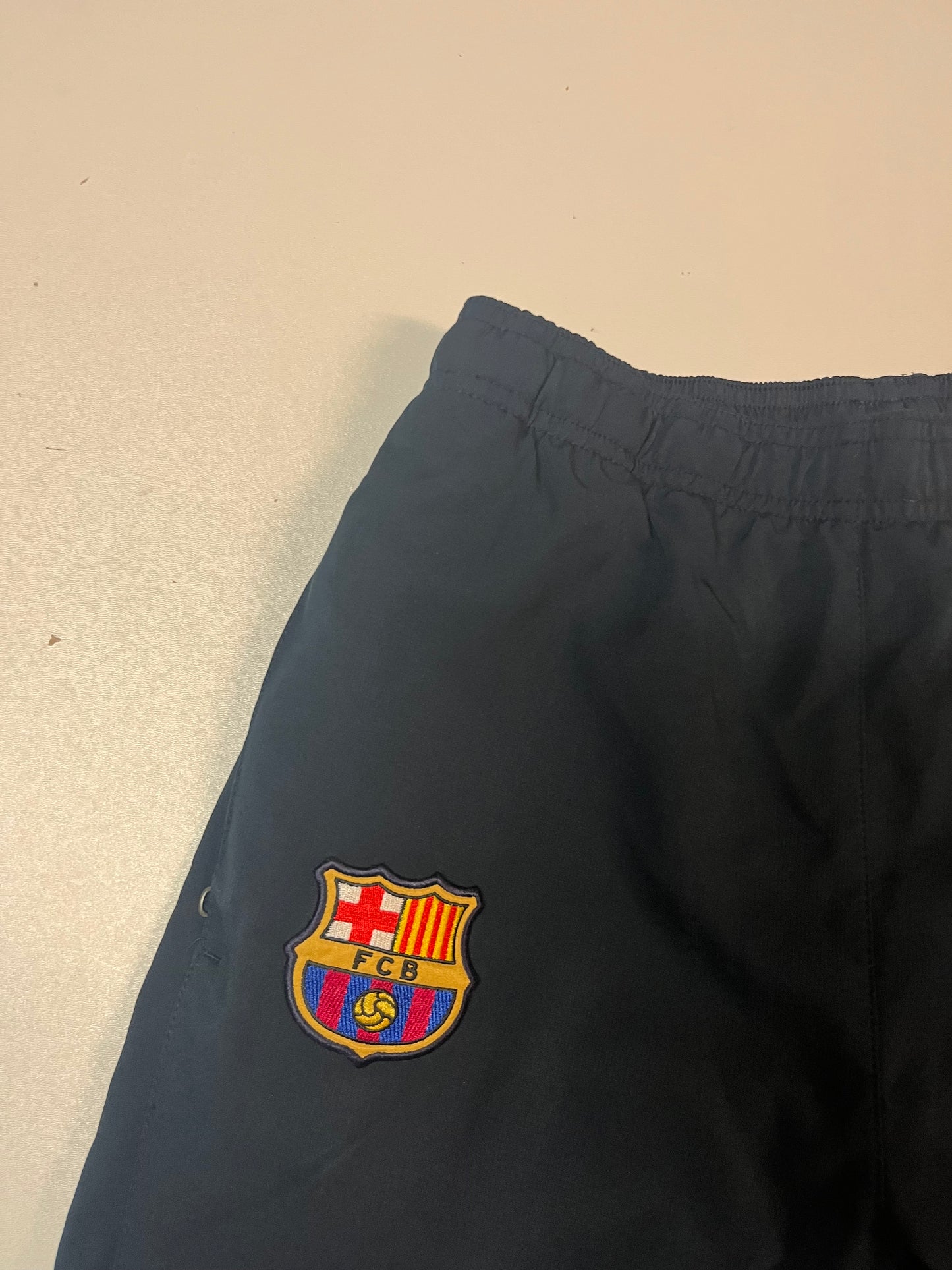 Entdecke unsere Vintage Track Pants von Nike und anderen Marken, erhältlich bei Valuxery.de - Dein Shop für trendige Vintage - Kleidung. Unsere Track Pants sind aus hochwertigen Materialien und