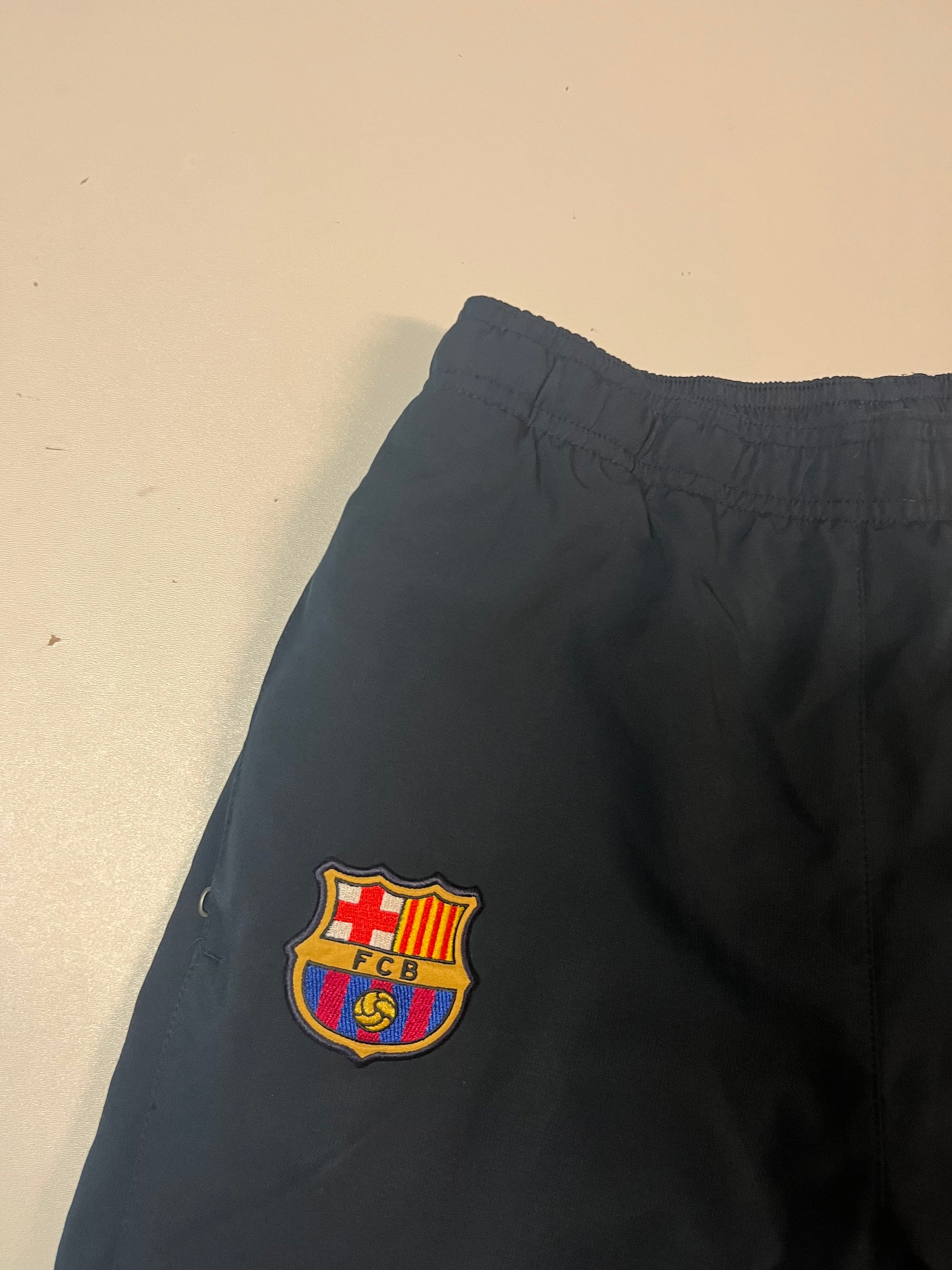 Entdecke unsere Vintage Track Pants von Nike und anderen Marken, erhältlich bei Valuxery.de - Dein Shop für trendige Vintage - Kleidung. Unsere Track Pants sind aus hochwertigen Materialien und