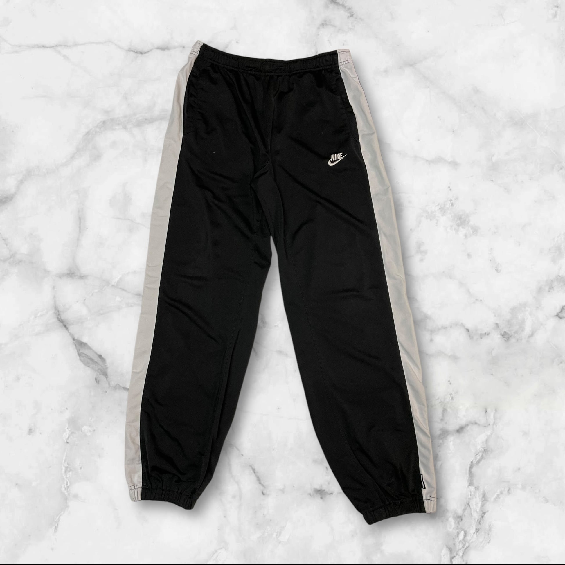 Entdecke unsere Vintage Track Pants von Nike und anderen Marken, erhältlich bei Valuxery.de - Dein Shop für trendige Vintage - Kleidung. Unsere Track Pants sind aus hochwertigen Materialien und
