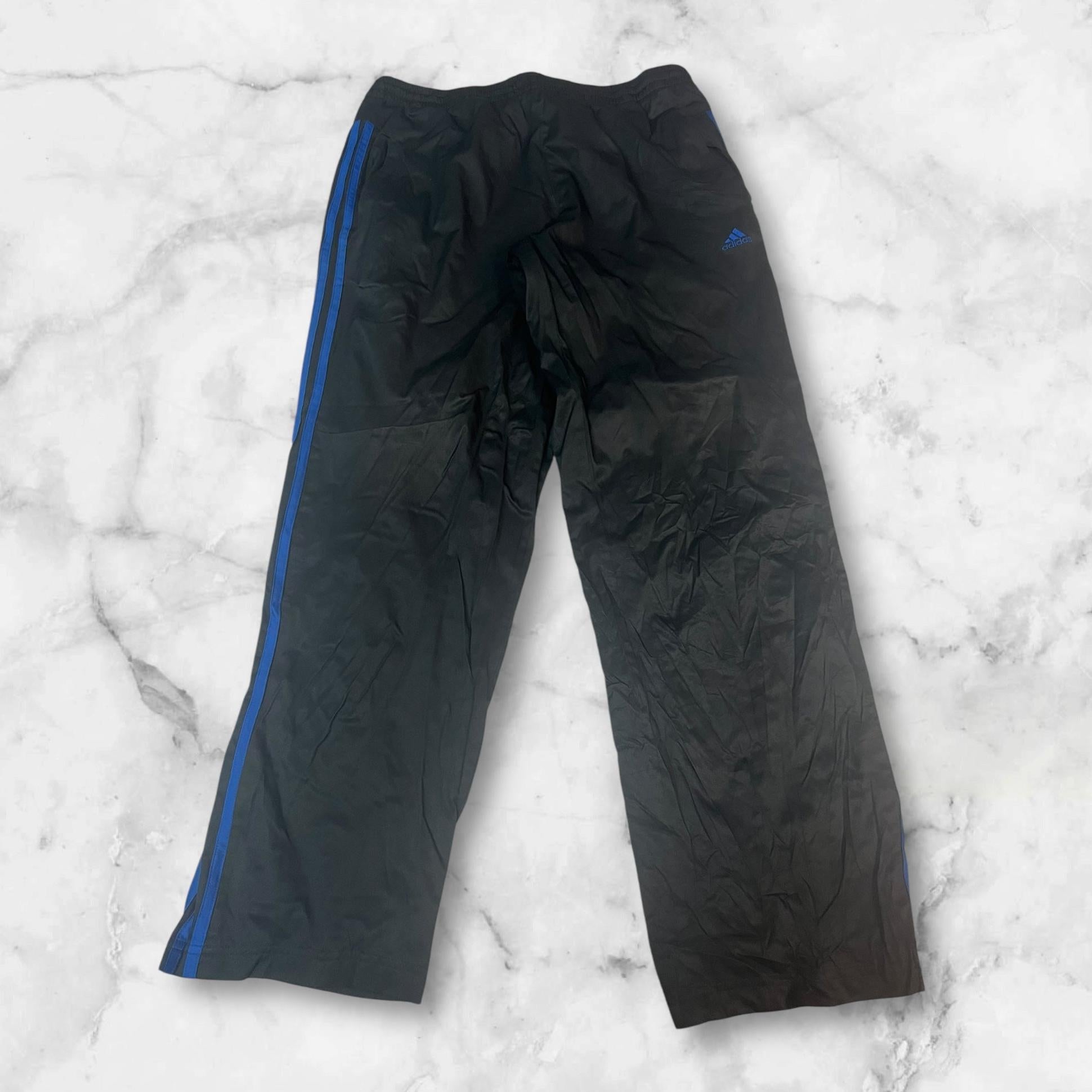 Entdecke unsere Vintage Track Pants von Nike und anderen Marken, erhältlich bei Valuxery.de - Dein Shop für trendige Vintage - Kleidung. Unsere Track Pants sind aus hochwertigen Materialien und