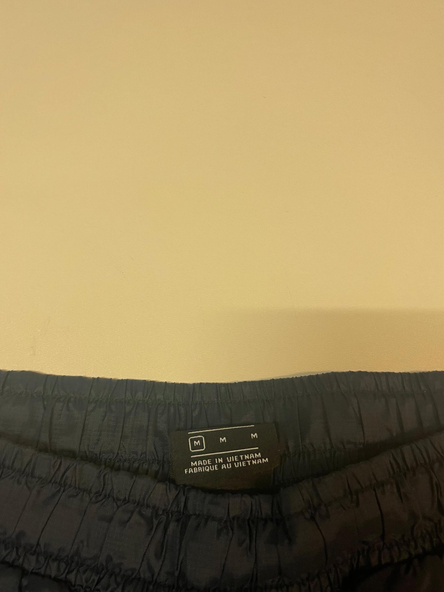 Entdecke unsere Vintage Track Pants von Nike und anderen Marken, erhältlich bei Valuxery.de - Dein Shop für trendige Vintage - Kleidung. Unsere Track Pants sind aus hochwertigen Materialien und