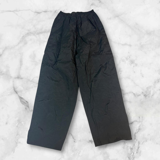 Entdecke unsere Vintage Track Pants von Nike und anderen Marken, erhältlich bei Valuxery.de - Dein Shop für trendige Vintage - Kleidung. Unsere Track Pants sind aus hochwertigen Materialien und