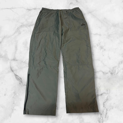 Entdecke unsere Vintage Track Pants von Nike und anderen Marken, erhältlich bei Valuxery.de - Dein Shop für trendige Vintage - Kleidung. Unsere Track Pants sind aus hochwertigen Materialien und
