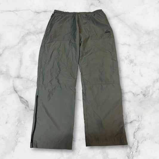 Entdecke unsere Vintage Track Pants von Nike und anderen Marken, erhältlich bei Valuxery.de - Dein Shop für trendige Vintage - Kleidung. Unsere Track Pants sind aus hochwertigen Materialien und
