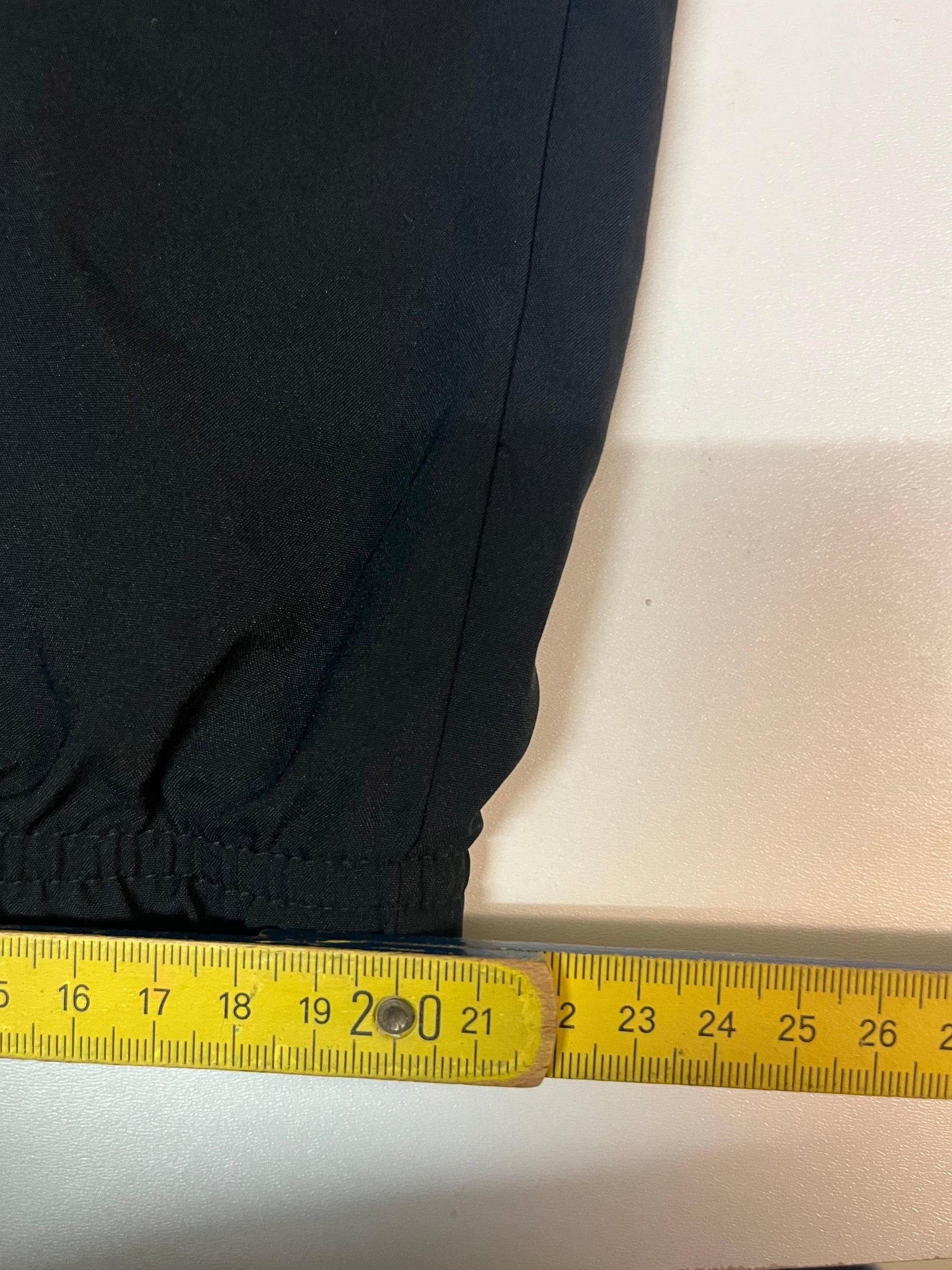 Entdecke unsere Vintage Track Pants von Nike und anderen Marken, erhältlich bei Valuxery.de - Dein Shop für trendige Vintage - Kleidung. Unsere Track Pants sind aus hochwertigen Materialien und