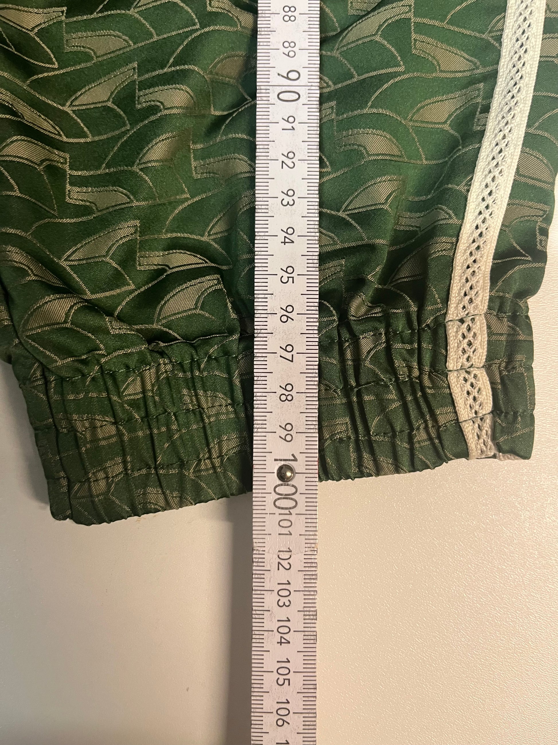 Entdecke unsere Vintage Track Pants von Nike und anderen Marken, erhältlich bei Valuxery.de - Dein Shop für trendige Vintage - Kleidung. Unsere Track Pants sind aus hochwertigen Materialien und