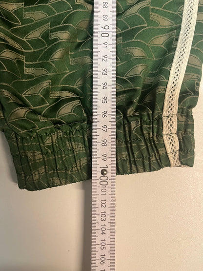 Entdecke unsere Vintage Track Pants von Nike und anderen Marken, erhältlich bei Valuxery.de - Dein Shop für trendige Vintage - Kleidung. Unsere Track Pants sind aus hochwertigen Materialien und
