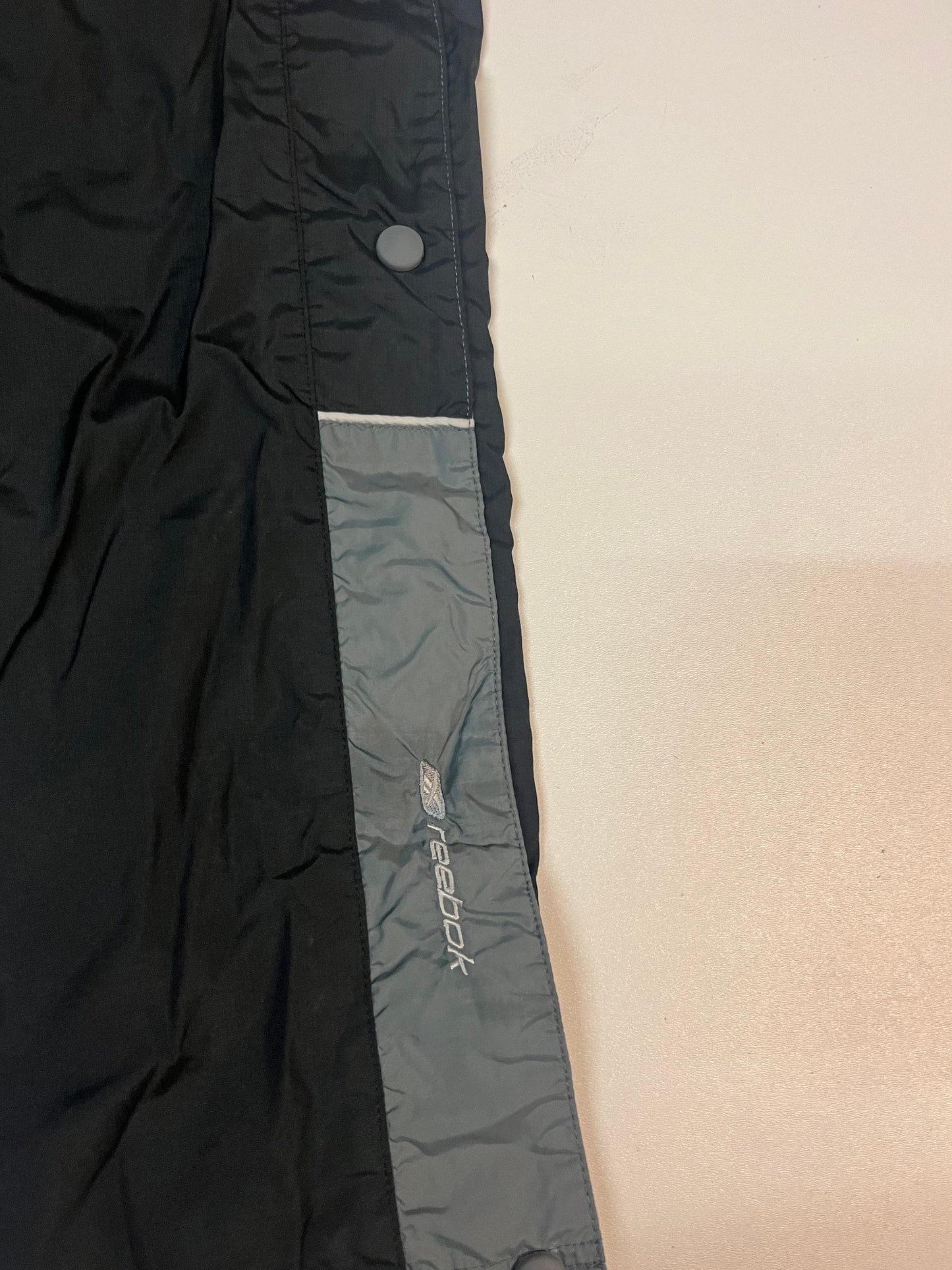 Entdecke unsere Vintage Track Pants von Nike und anderen Marken, erhältlich bei Valuxery.de - Dein Shop für trendige Vintage - Kleidung. Unsere Track Pants sind aus hochwertigen Materialien und