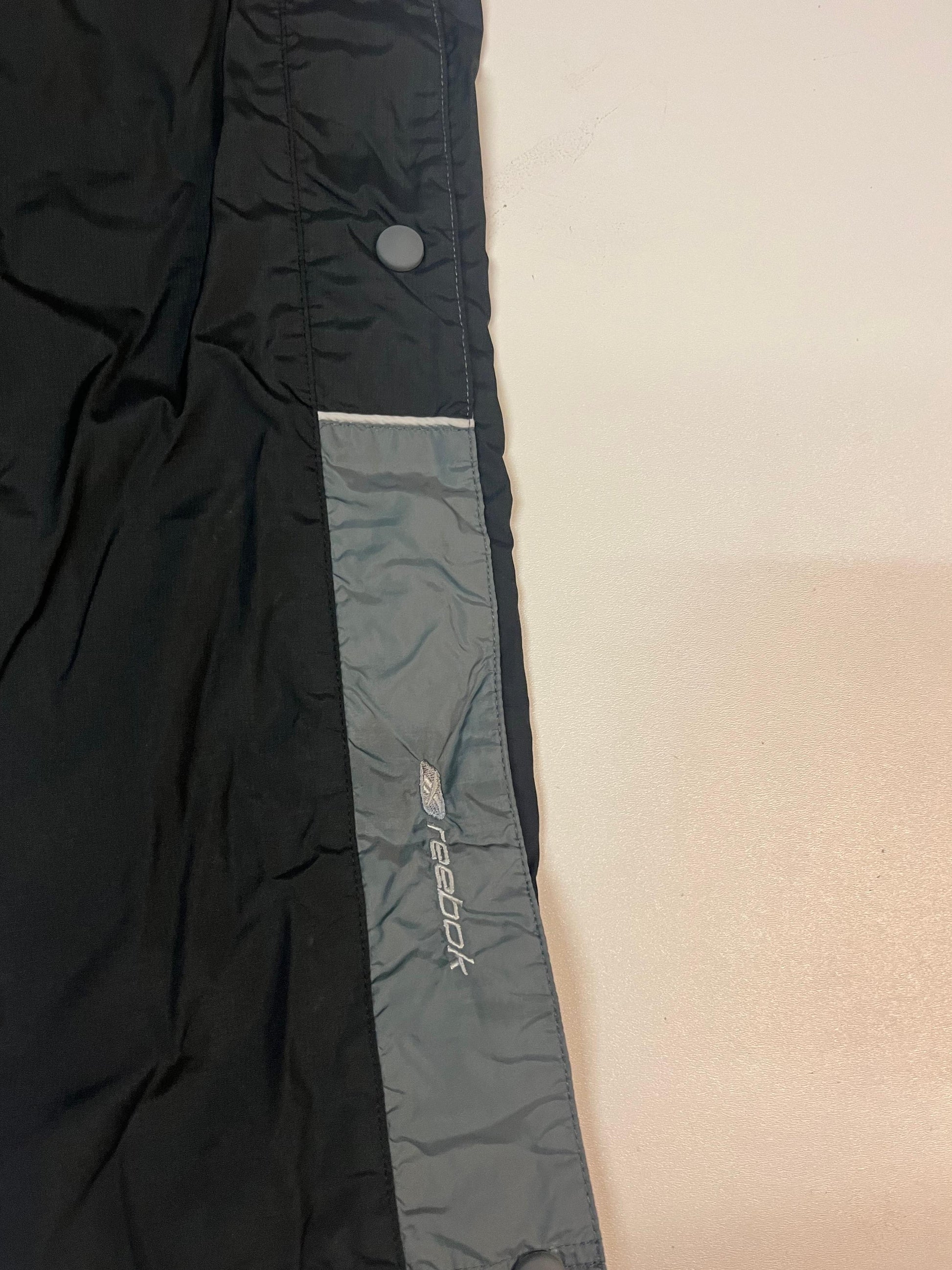 Entdecke unsere Vintage Track Pants von Nike und anderen Marken, erhältlich bei Valuxery.de - Dein Shop für trendige Vintage - Kleidung. Unsere Track Pants sind aus hochwertigen Materialien und
