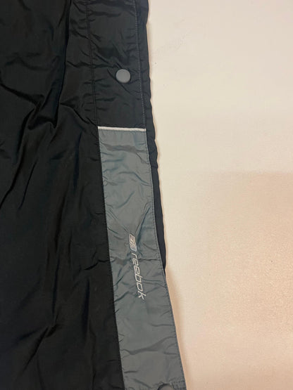 Entdecke unsere Vintage Track Pants von Nike und anderen Marken, erhältlich bei Valuxery.de - Dein Shop für trendige Vintage - Kleidung. Unsere Track Pants sind aus hochwertigen Materialien und