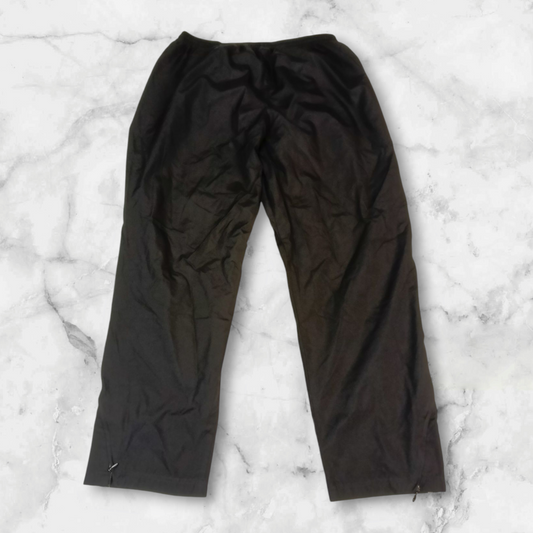 Entdecke unsere Vintage Track Pants von Nike und anderen Marken, erhältlich bei Valuxery.de - Dein Shop für trendige Vintage - Kleidung. Unsere Track Pants sind aus hochwertigen Materialien und