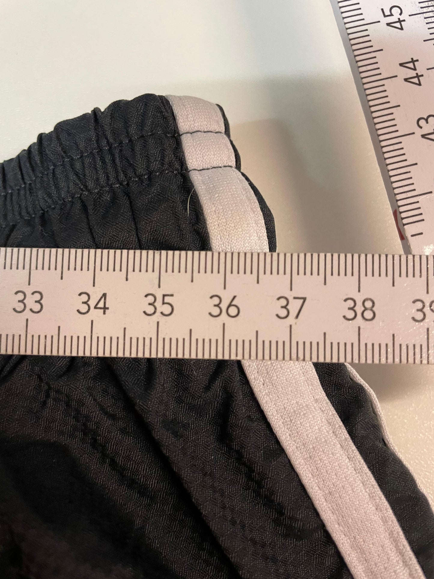 Entdecke unsere Vintage Track Pants von Nike und anderen Marken, erhältlich bei Valuxery.de - Dein Shop für trendige Vintage - Kleidung. Unsere Track Pants sind aus hochwertigen Materialien und