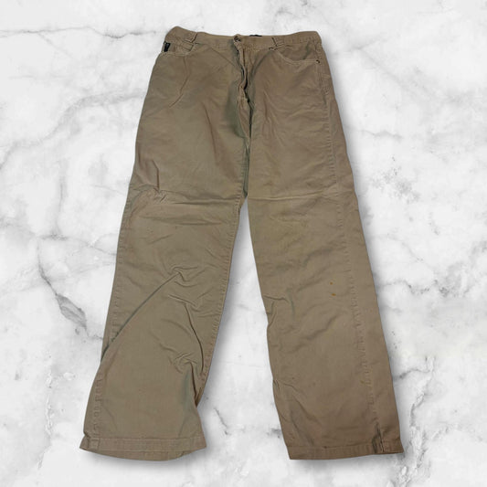 Entdecke unsere Vintage Track Pants von Nike und anderen Marken, erhältlich bei Valuxery.de - Dein Shop für trendige Vintage - Kleidung. Unsere Track Pants sind aus hochwertigen Materialien und