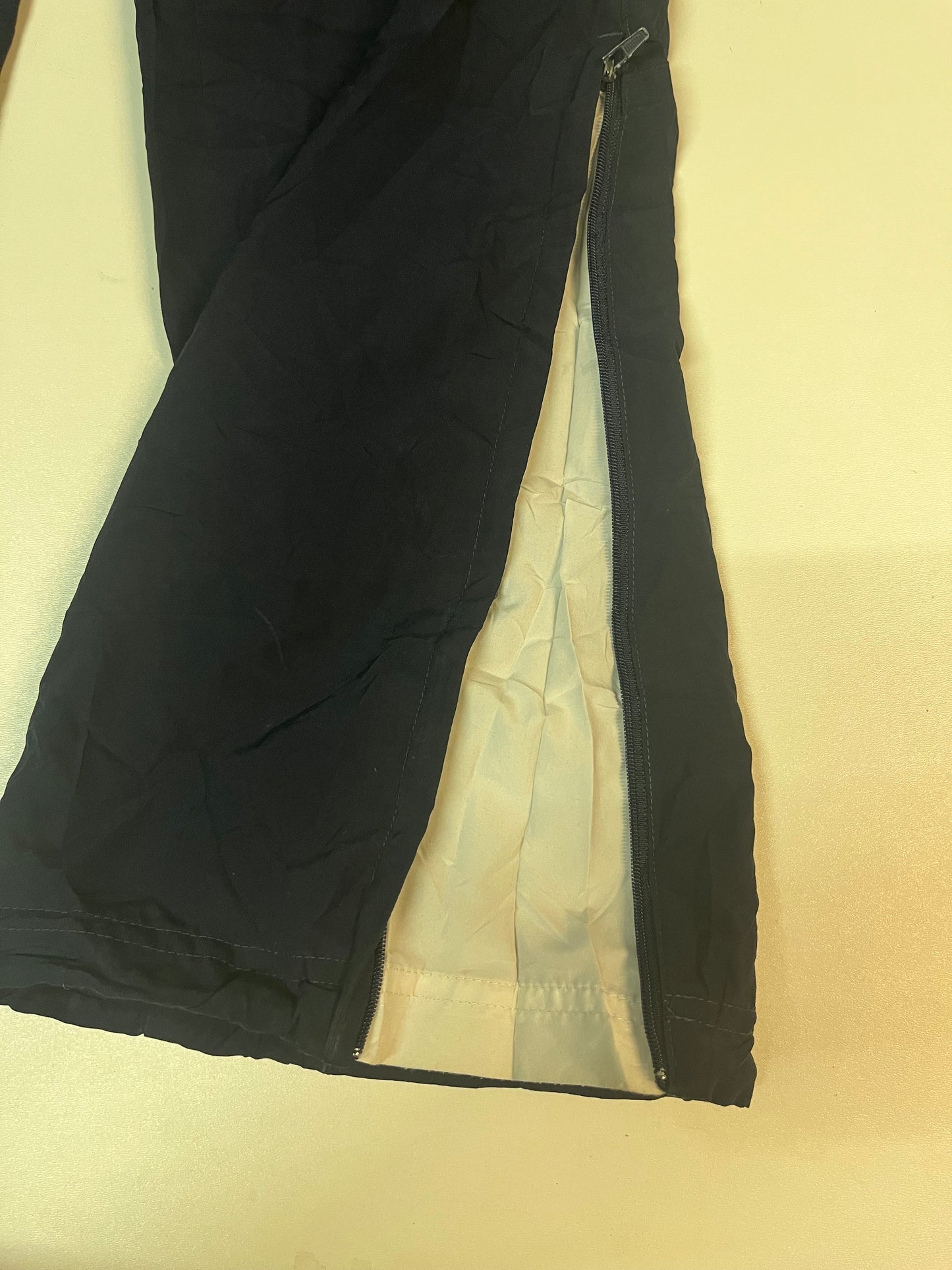 Entdecke unsere Vintage Track Pants von Nike und anderen Marken, erhältlich bei Valuxery.de - Dein Shop für trendige Vintage - Kleidung. Unsere Track Pants sind aus hochwertigen Materialien und