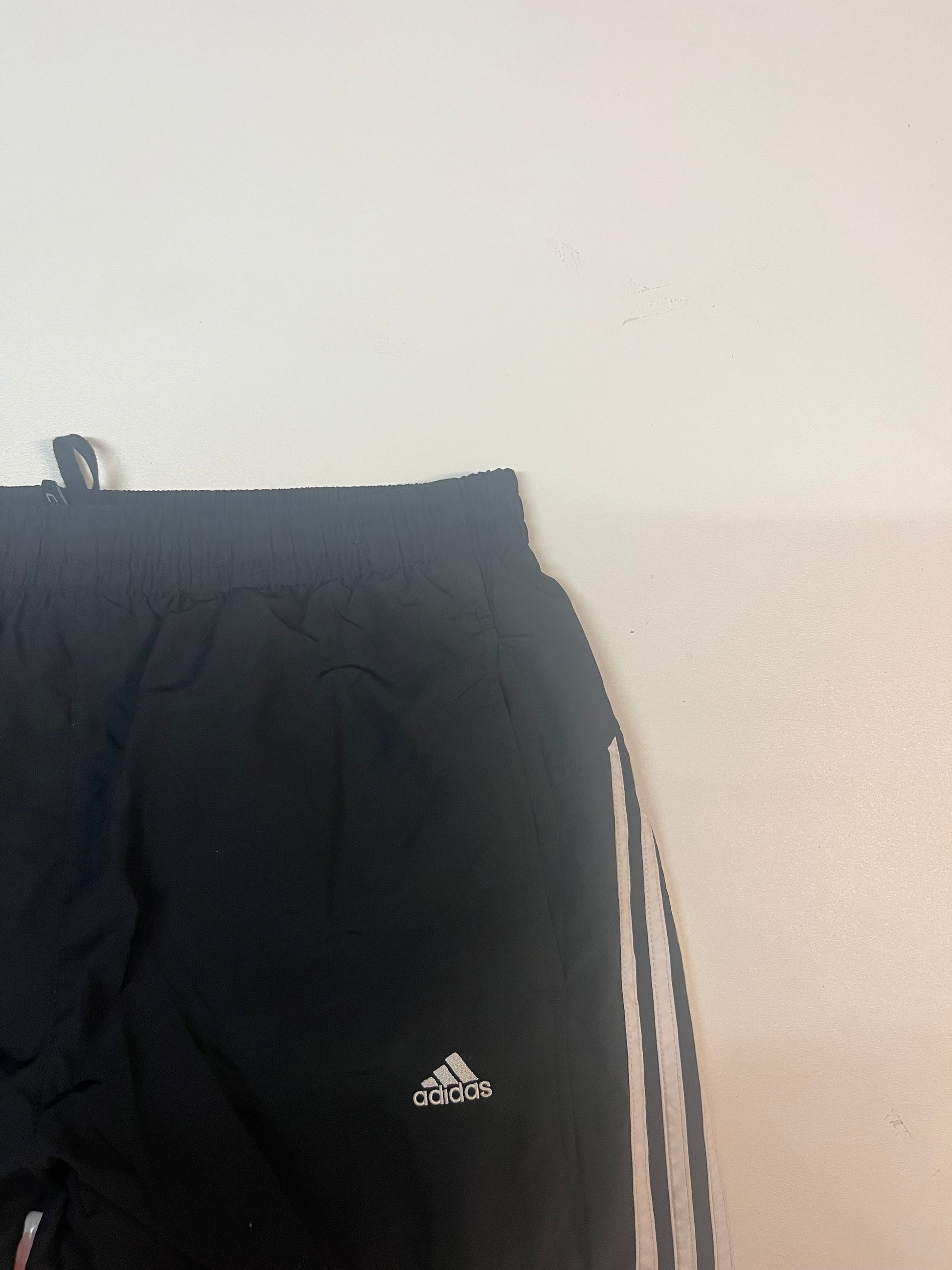 Entdecke unsere Vintage Track Pants von Nike und anderen Marken, erhältlich bei Valuxery.de - Dein Shop für trendige Vintage - Kleidung. Unsere Track Pants sind aus hochwertigen Materialien und