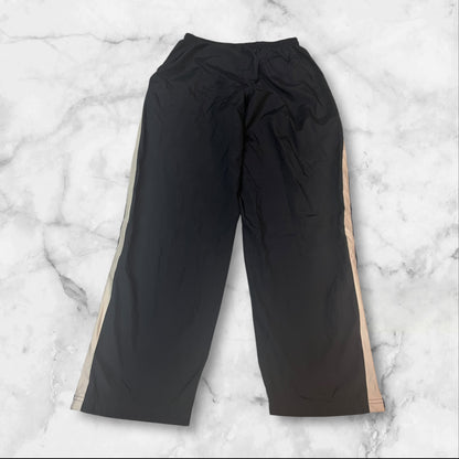 Entdecke unsere Vintage Track Pants von Nike und anderen Marken, erhältlich bei Valuxery.de - Dein Shop für trendige Vintage - Kleidung. Unsere Track Pants sind aus hochwertigen Materialien und