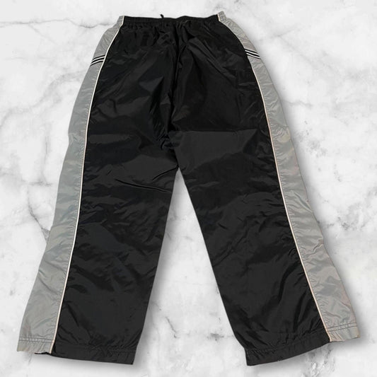 Entdecke unsere Vintage Track Pants von Nike und anderen Marken, erhältlich bei Valuxery.de - Dein Shop für trendige Vintage - Kleidung. Unsere Track Pants sind aus hochwertigen Materialien und