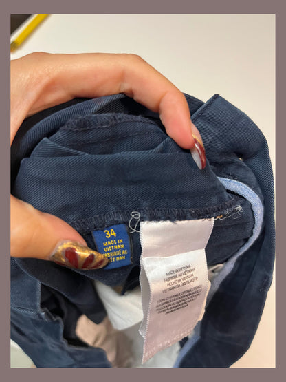 Entdecke unsere Vintage Track Pants von Nike und anderen Marken, erhältlich bei Valuxery.de - Dein Shop für trendige Vintage - Kleidung. Unsere Track Pants sind aus hochwertigen Materialien und