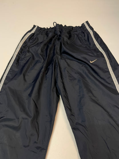 Entdecke unsere Vintage Track Pants von Nike und anderen Marken, erhältlich bei Valuxery.de - Dein Shop für trendige Vintage - Kleidung. Unsere Track Pants sind aus hochwertigen Materialien und