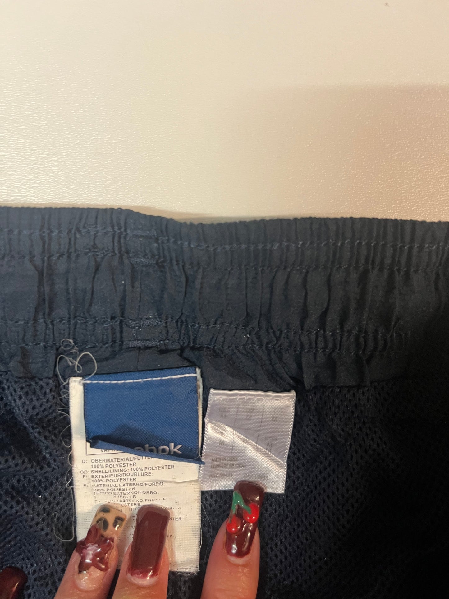 Entdecke unsere Vintage Track Pants von Nike und anderen Marken, erhältlich bei Valuxery.de - Dein Shop für trendige Vintage - Kleidung. Unsere Track Pants sind aus hochwertigen Materialien und