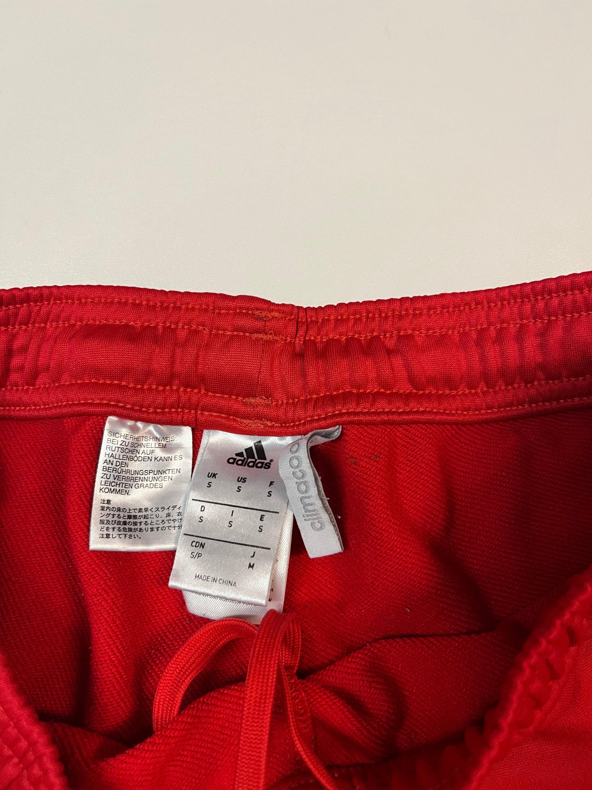 Entdecke unsere Vintage Track Pants von Nike und anderen Marken, erhältlich bei Valuxery.de - Dein Shop für trendige Vintage - Kleidung. Unsere Track Pants sind aus hochwertigen Materialien und