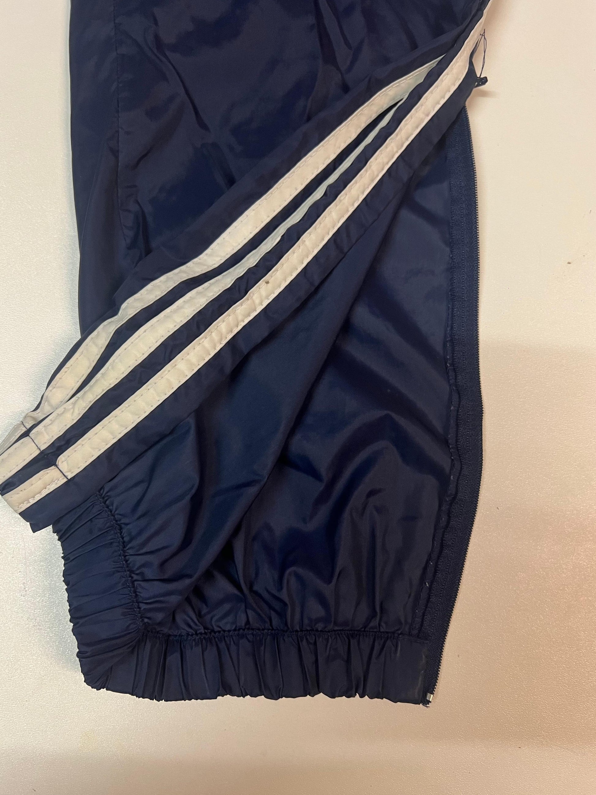 Entdecke unsere Vintage Track Pants von Nike und anderen Marken, erhältlich bei Valuxery.de - Dein Shop für trendige Vintage - Kleidung. Unsere Track Pants sind aus hochwertigen Materialien und