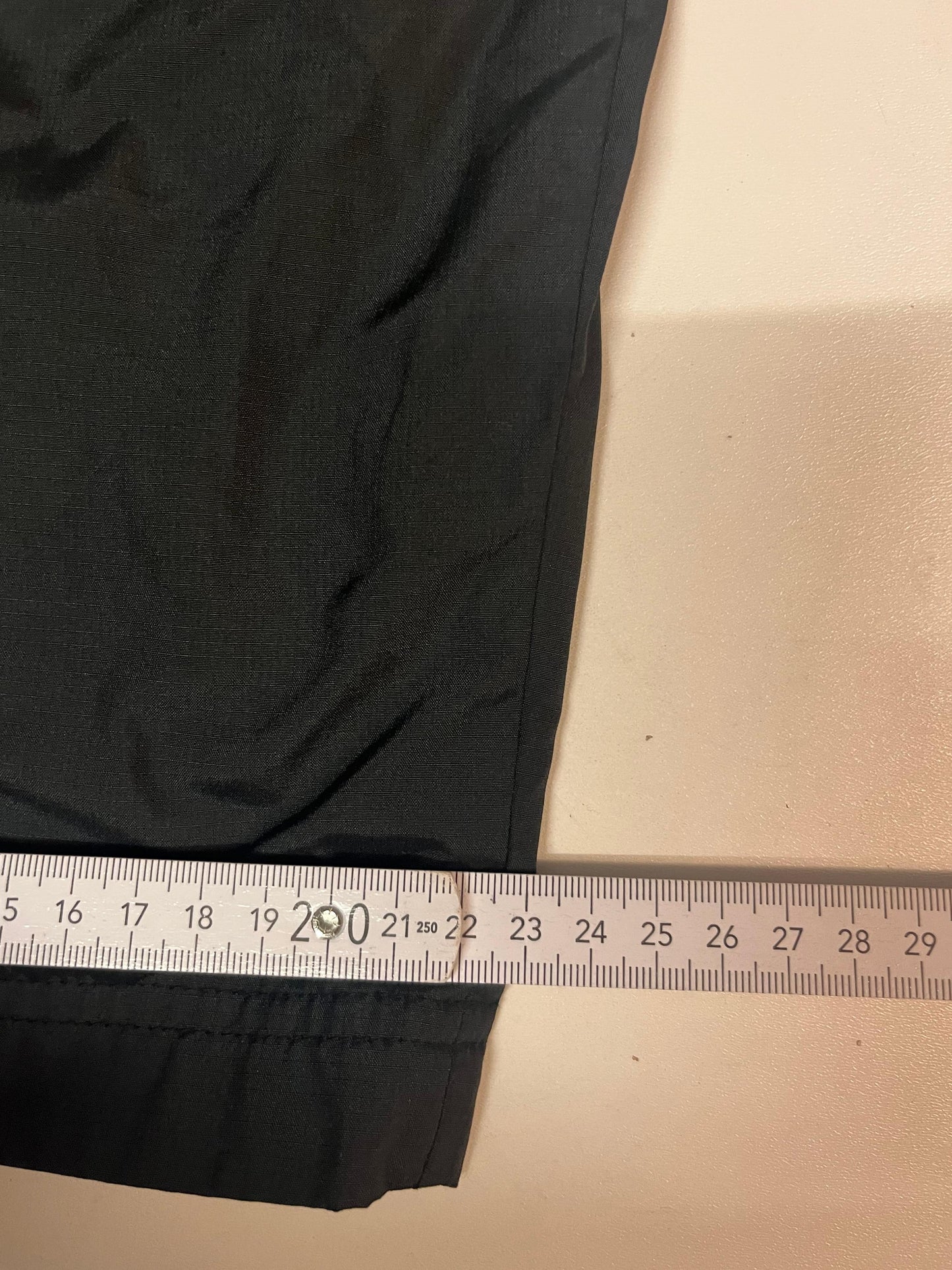 Entdecke unsere Vintage Track Pants von Nike und anderen Marken, erhältlich bei Valuxery.de - Dein Shop für trendige Vintage - Kleidung. Unsere Track Pants sind aus hochwertigen Materialien und