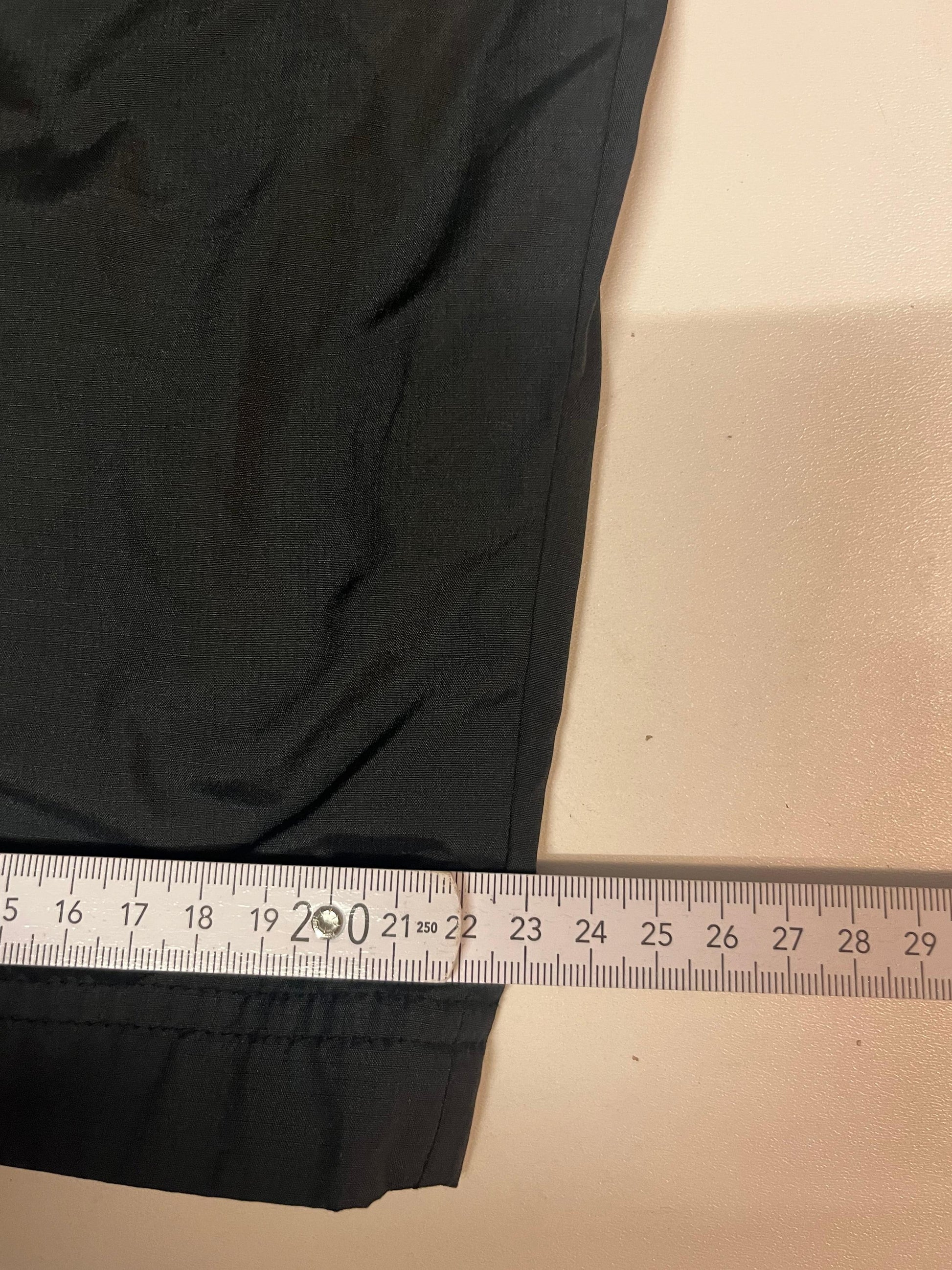 Entdecke unsere Vintage Track Pants von Nike und anderen Marken, erhältlich bei Valuxery.de - Dein Shop für trendige Vintage - Kleidung. Unsere Track Pants sind aus hochwertigen Materialien und