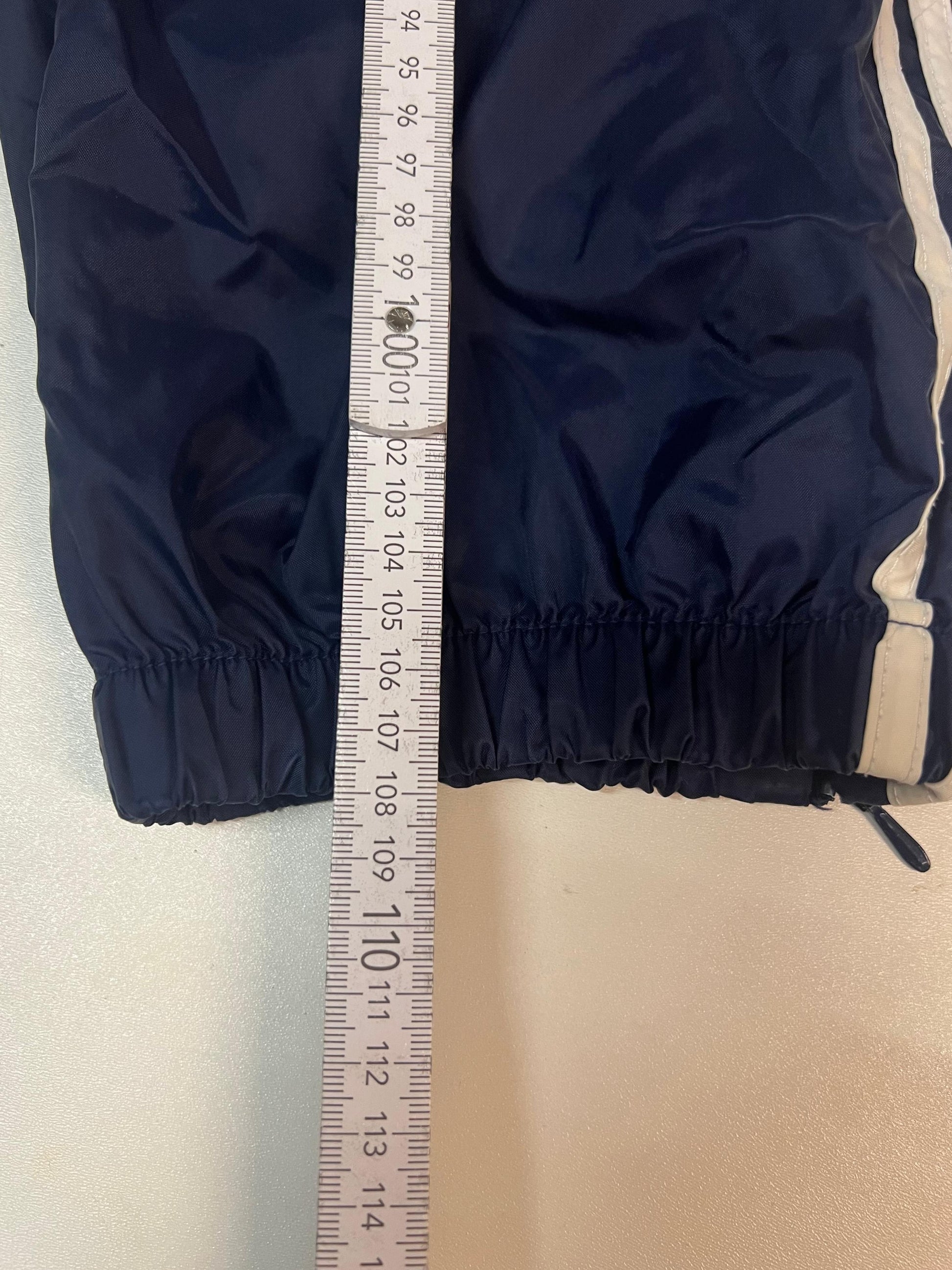 Entdecke unsere Vintage Track Pants von Nike und anderen Marken, erhältlich bei Valuxery.de - Dein Shop für trendige Vintage - Kleidung. Unsere Track Pants sind aus hochwertigen Materialien und