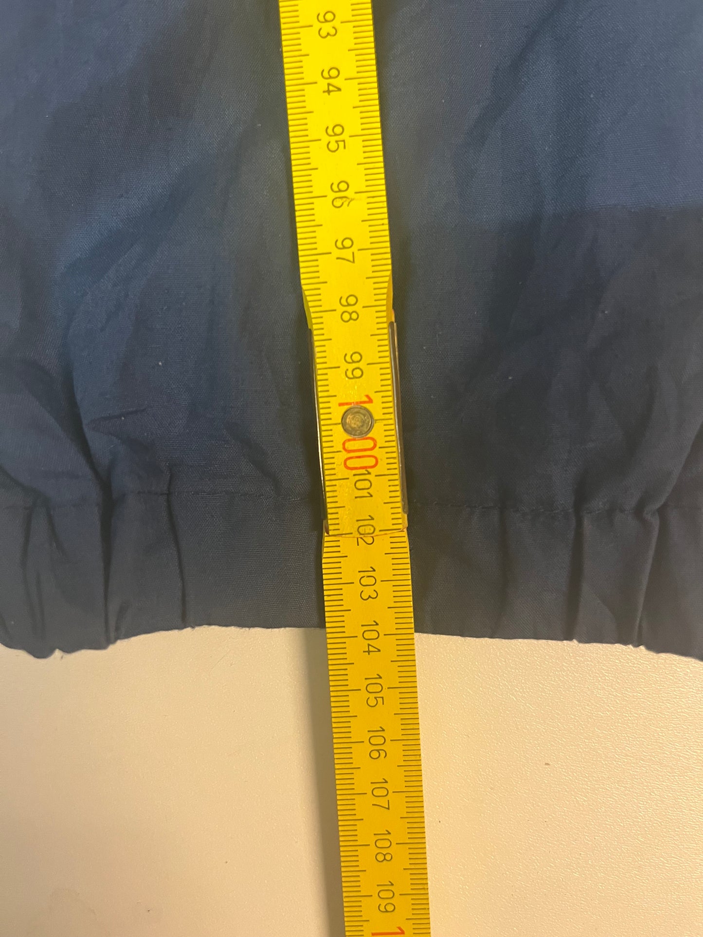 Entdecke unsere Vintage Track Pants von Nike und anderen Marken, erhältlich bei Valuxery.de - Dein Shop für trendige Vintage - Kleidung. Unsere Track Pants sind aus hochwertigen Materialien und