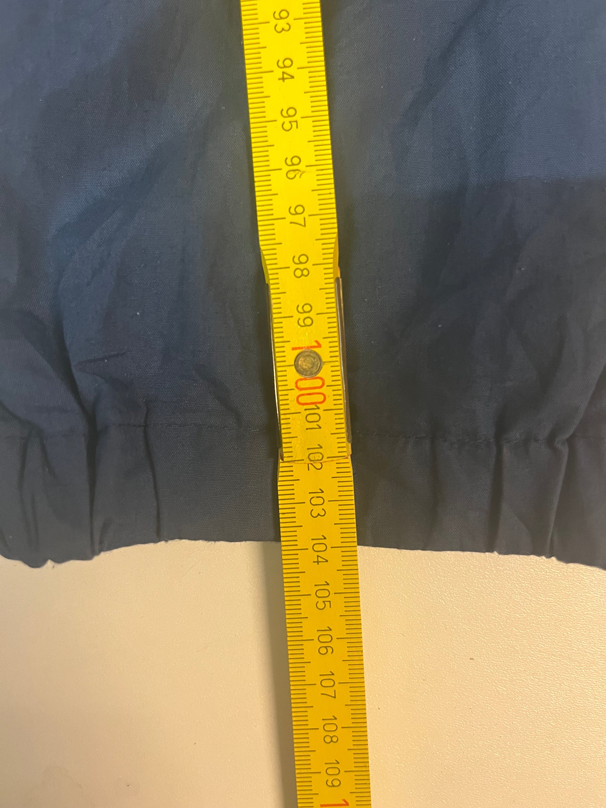 Entdecke unsere Vintage Track Pants von Nike und anderen Marken, erhältlich bei Valuxery.de - Dein Shop für trendige Vintage - Kleidung. Unsere Track Pants sind aus hochwertigen Materialien und