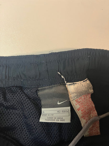 Entdecke unsere Vintage Track Pants von Nike und anderen Marken, erhältlich bei Valuxery.de - Dein Shop für trendige Vintage - Kleidung. Unsere Track Pants sind aus hochwertigen Materialien und