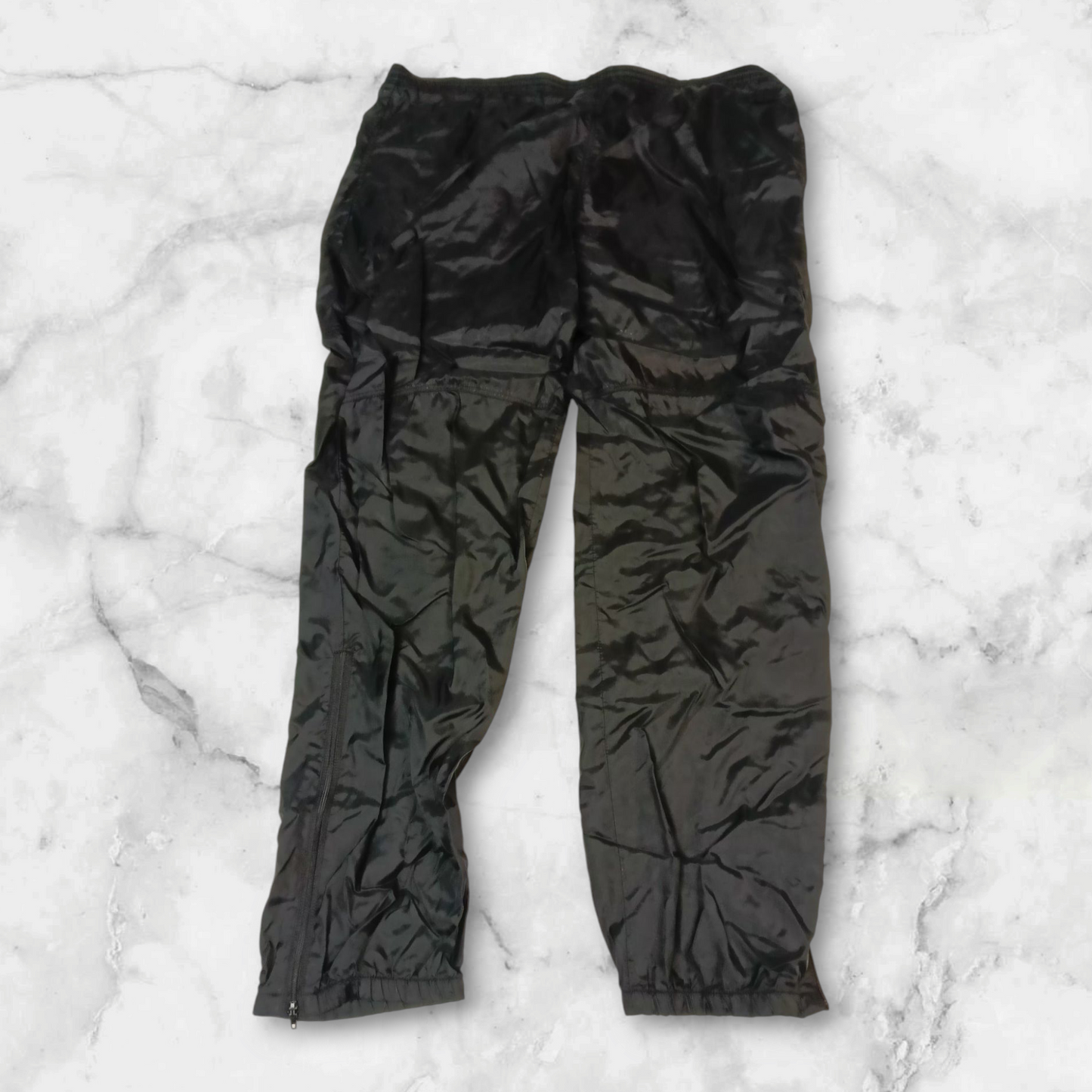Entdecke unsere Vintage Track Pants von Nike und anderen Marken, erhältlich bei Valuxery.de - Dein Shop für trendige Vintage - Kleidung. Unsere Track Pants sind aus hochwertigen Materialien und