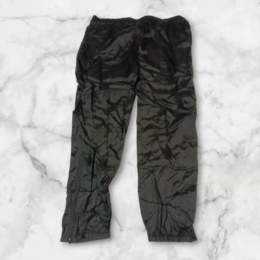 Entdecke unsere Vintage Track Pants von Nike und anderen Marken, erhältlich bei Valuxery.de - Dein Shop für trendige Vintage - Kleidung. Unsere Track Pants sind aus hochwertigen Materialien und
