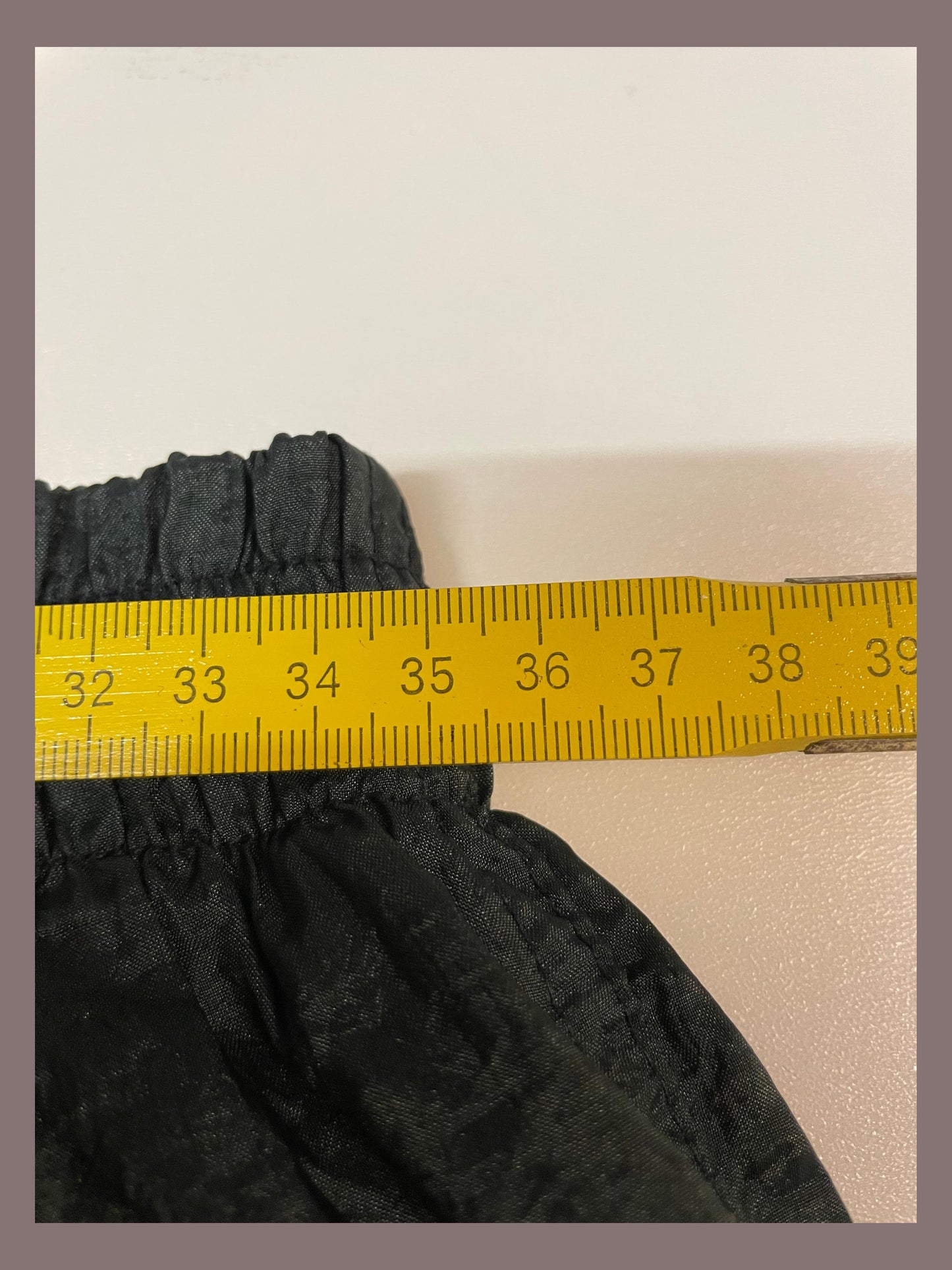 Entdecke unsere Vintage Track Pants von Nike und anderen Marken, erhältlich bei Valuxery.de - Dein Shop für trendige Vintage - Kleidung. Unsere Track Pants sind aus hochwertigen Materialien und