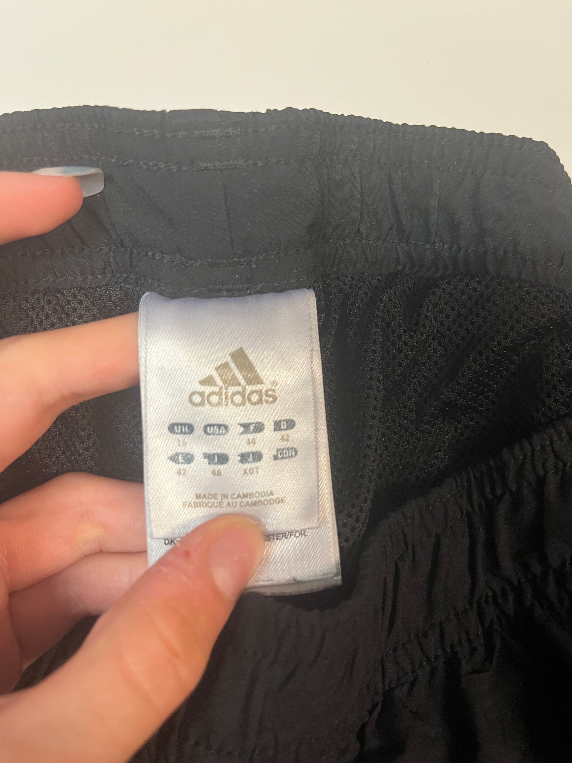Entdecke unsere Vintage Track Pants von Nike und anderen Marken, erhältlich bei Valuxery.de - Dein Shop für trendige Vintage - Kleidung. Unsere Track Pants sind aus hochwertigen Materialien und