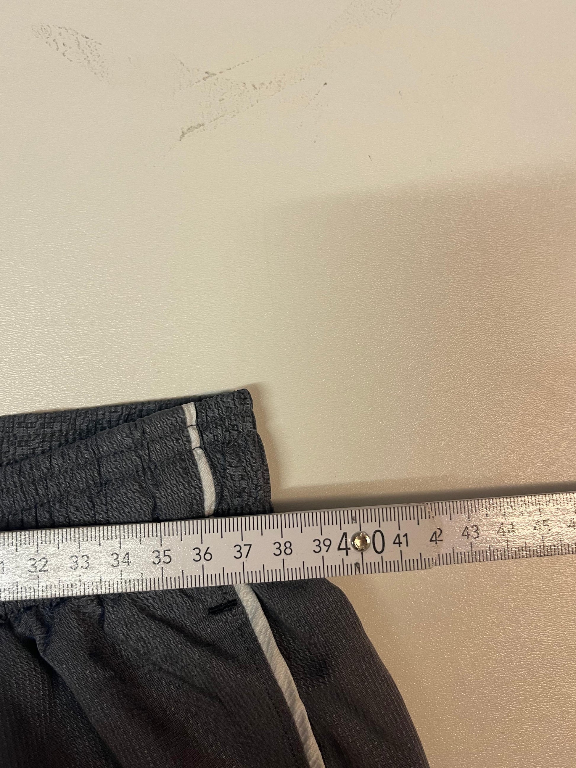 Entdecke unsere Vintage Track Pants von Nike und anderen Marken, erhältlich bei Valuxery.de - Dein Shop für trendige Vintage - Kleidung. Unsere Track Pants sind aus hochwertigen Materialien und