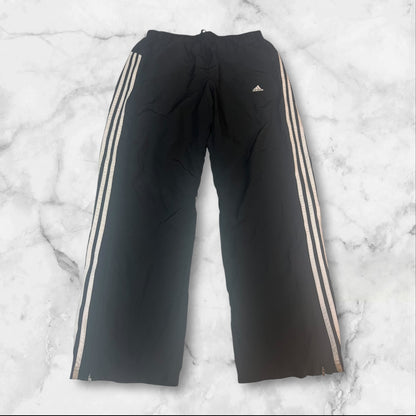 Entdecke unsere Vintage Track Pants von Nike und anderen Marken, erhältlich bei Valuxery.de - Dein Shop für trendige Vintage - Kleidung. Unsere Track Pants sind aus hochwertigen Materialien und