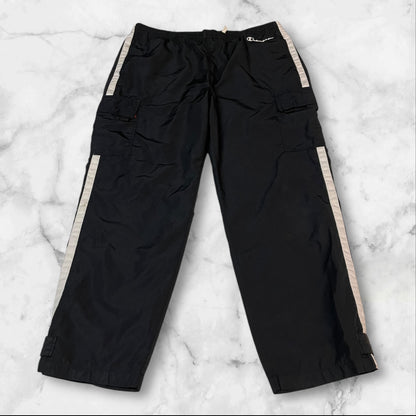 Entdecke unsere Vintage Track Pants von Nike und anderen Marken, erhältlich bei Valuxery.de - Dein Shop für trendige Vintage - Kleidung. Unsere Track Pants sind aus hochwertigen Materialien und