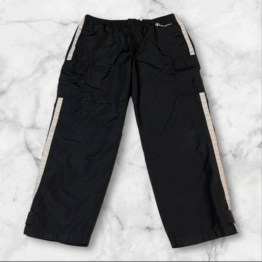 Entdecke unsere Vintage Track Pants von Nike und anderen Marken, erhältlich bei Valuxery.de - Dein Shop für trendige Vintage - Kleidung. Unsere Track Pants sind aus hochwertigen Materialien und