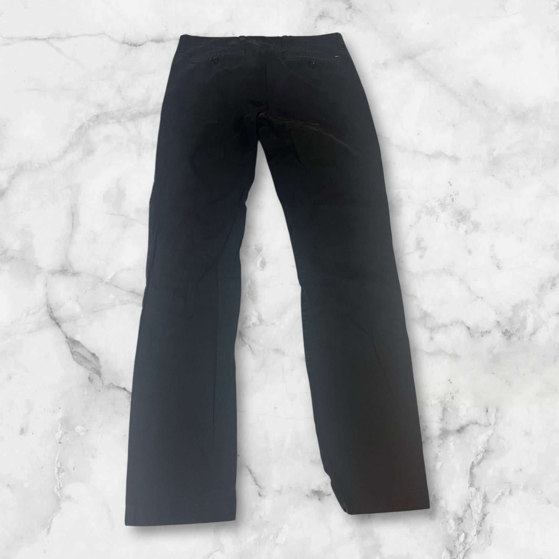 Entdecke unsere Vintage Track Pants von Nike und anderen Marken, erhältlich bei Valuxery.de - Dein Shop für trendige Vintage - Kleidung. Unsere Track Pants sind aus hochwertigen Materialien und