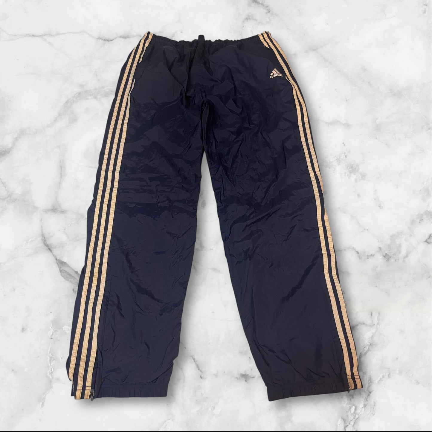 Entdecke unsere Vintage Track Pants von Nike und anderen Marken, erhältlich bei Valuxery.de - Dein Shop für trendige Vintage - Kleidung. Unsere Track Pants sind aus hochwertigen Materialien und