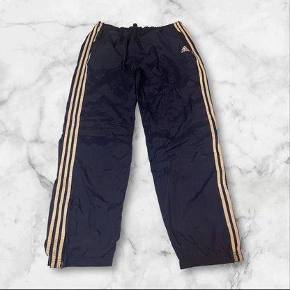 Entdecke unsere Vintage Track Pants von Nike und anderen Marken, erhältlich bei Valuxery.de - Dein Shop für trendige Vintage - Kleidung. Unsere Track Pants sind aus hochwertigen Materialien und