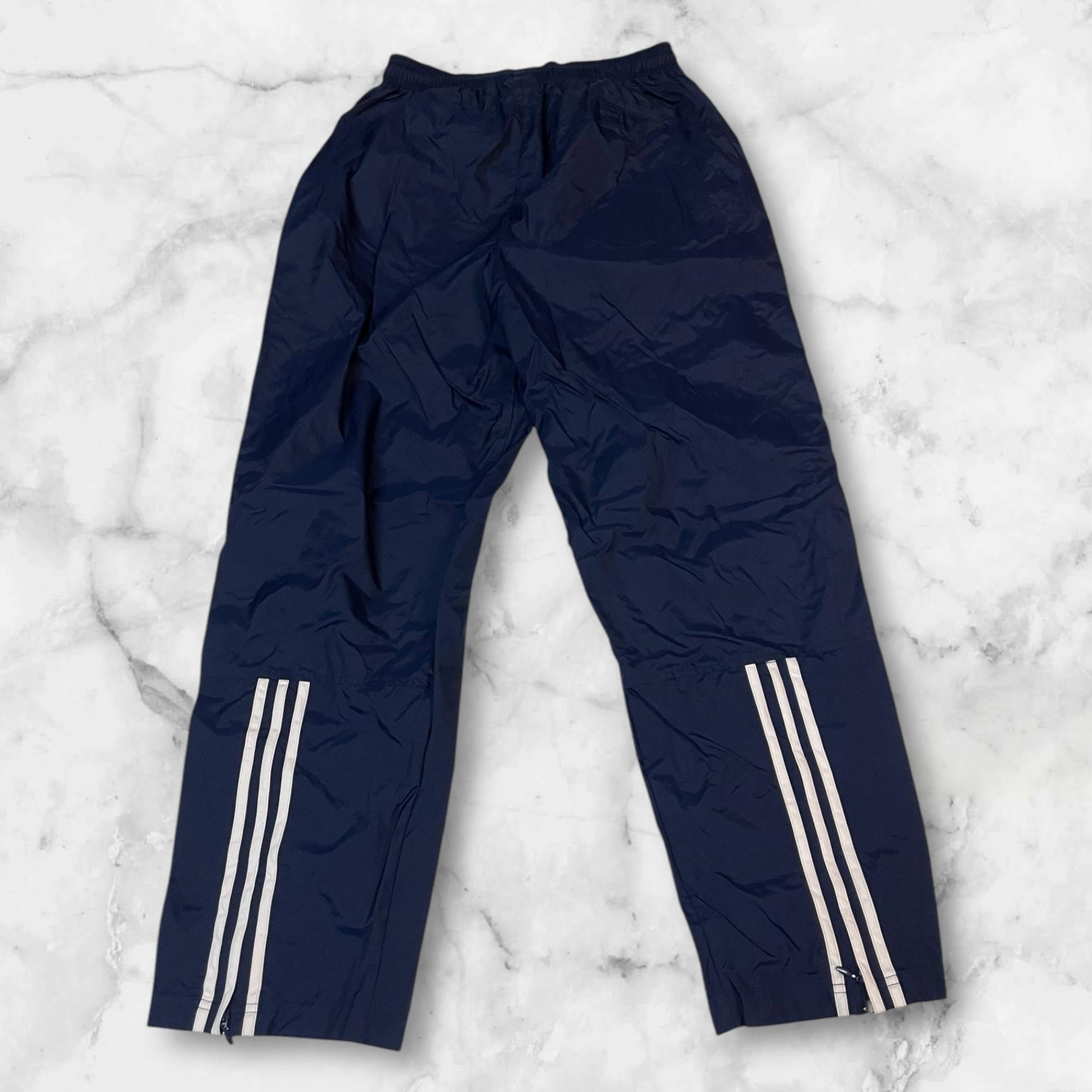 Entdecke unsere Vintage Track Pants von Nike und anderen Marken, erhältlich bei Valuxery.de - Dein Shop für trendige Vintage - Kleidung. Unsere Track Pants sind aus hochwertigen Materialien und