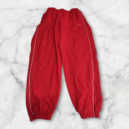 Entdecke unsere Vintage Track Pants von Nike und anderen Marken, erhältlich bei Valuxery.de - Dein Shop für trendige Vintage - Kleidung. Unsere Track Pants sind aus hochwertigen Materialien und