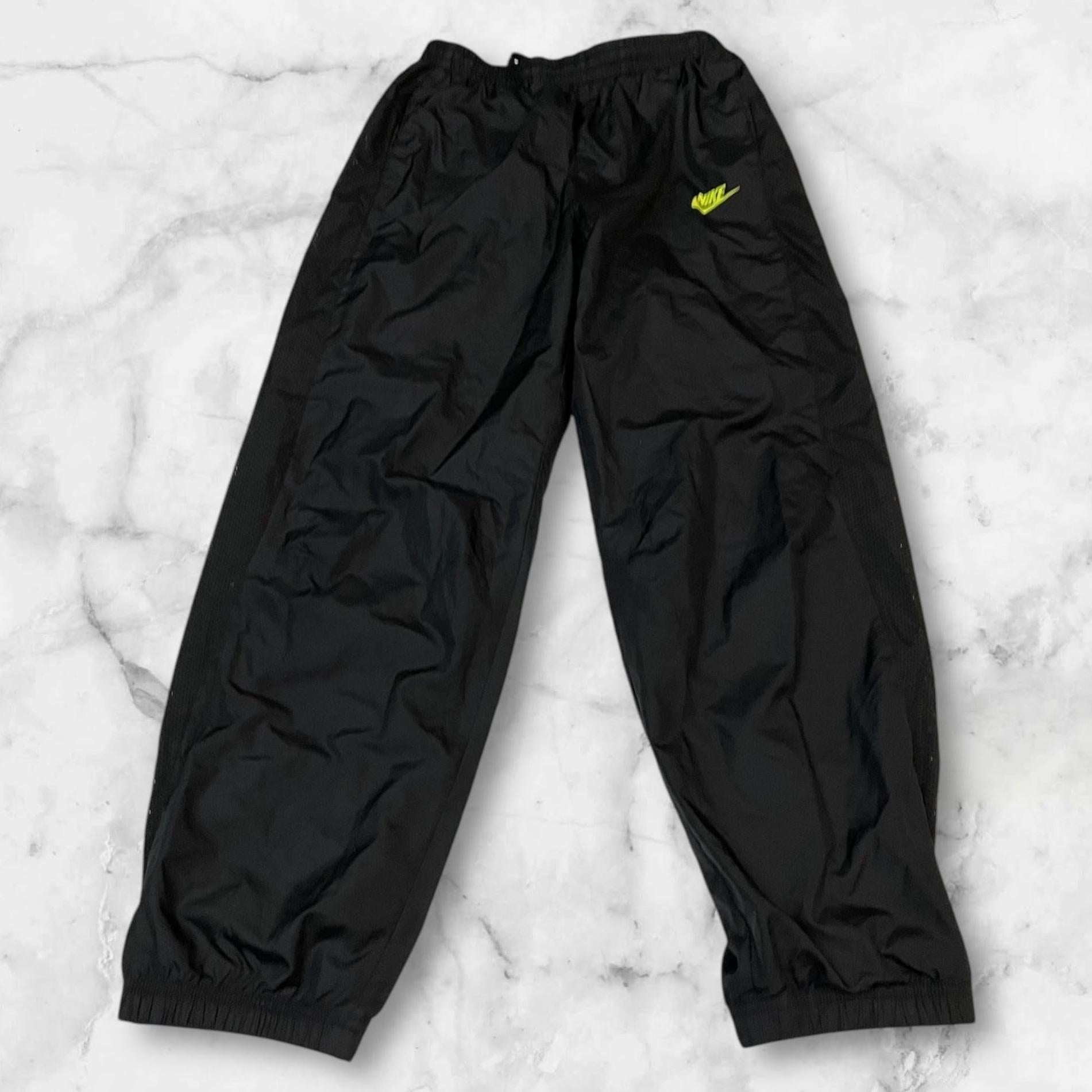 Entdecke unsere Vintage Track Pants von Nike und anderen Marken, erhältlich bei Valuxery.de - Dein Shop für trendige Vintage - Kleidung. Unsere Track Pants sind aus hochwertigen Materialien und