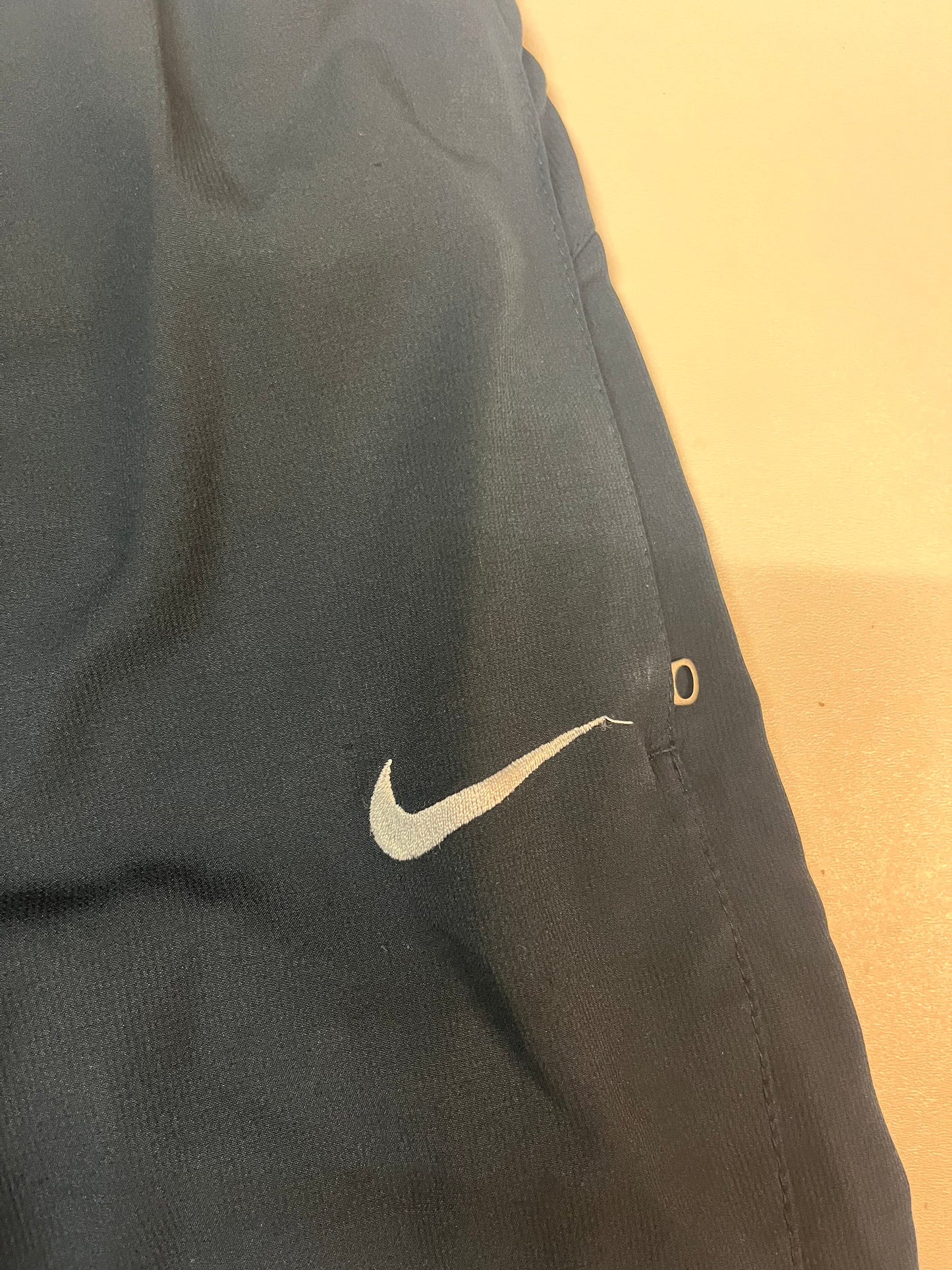 Entdecke unsere Vintage Track Pants von Nike und anderen Marken, erhältlich bei Valuxery.de - Dein Shop für trendige Vintage - Kleidung. Unsere Track Pants sind aus hochwertigen Materialien und