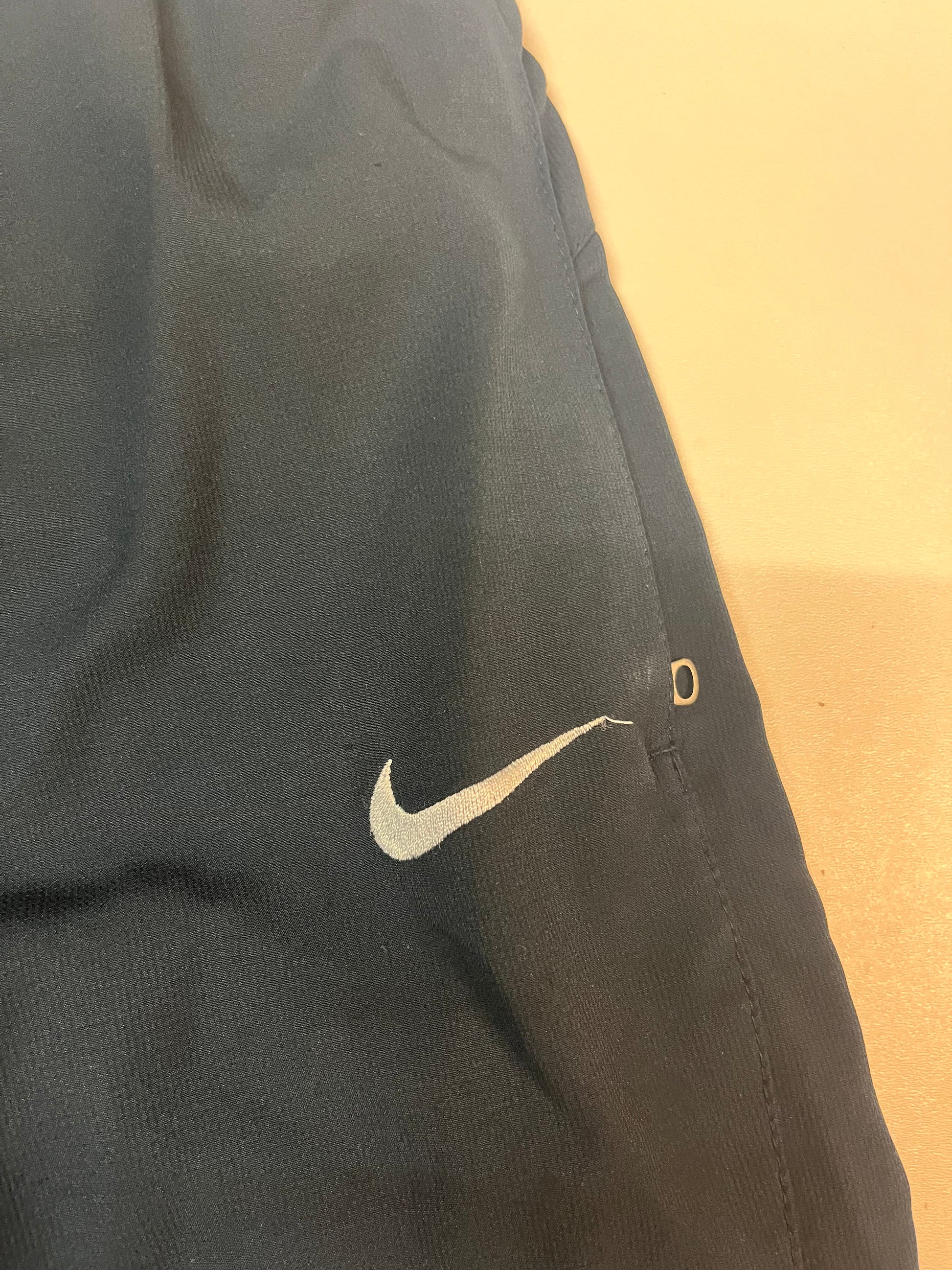 Entdecke unsere Vintage Track Pants von Nike und anderen Marken, erhältlich bei Valuxery.de - Dein Shop für trendige Vintage - Kleidung. Unsere Track Pants sind aus hochwertigen Materialien und